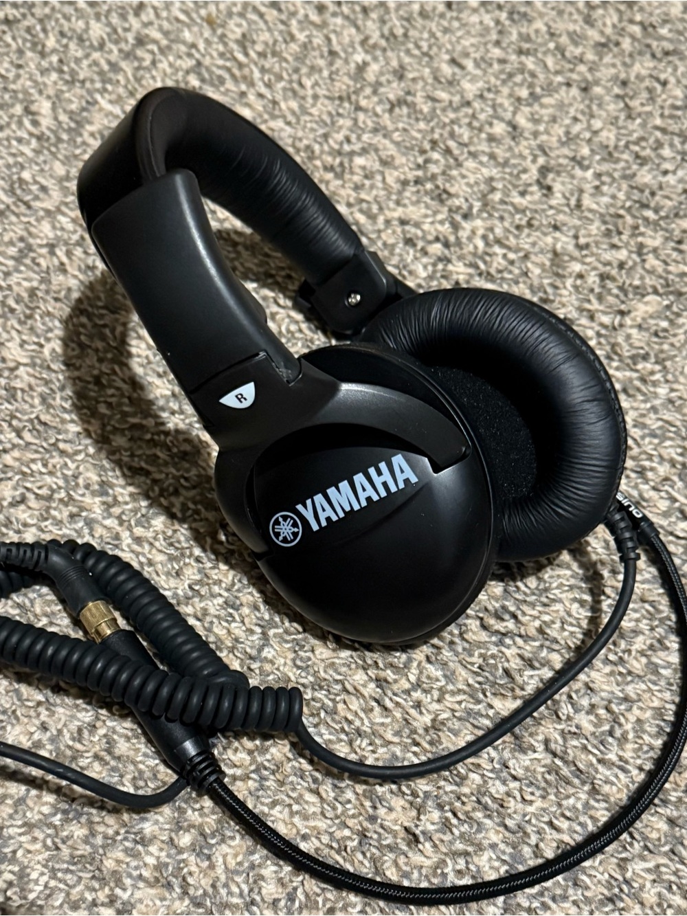 Studio Yamaha Black Over-Ear Wired Headphones with Padded Earcups